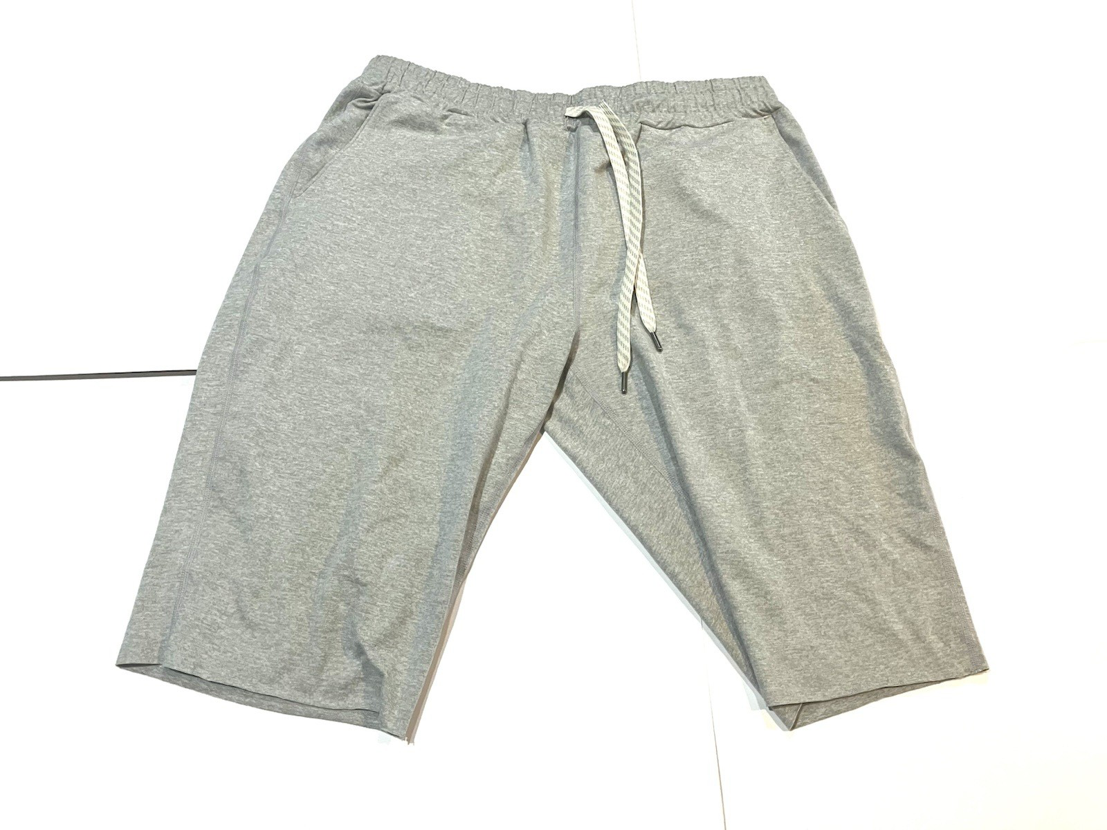 Vuori Shorts Men's Small Gray Drawstring Athletic Performance Zip Pocket Lounge